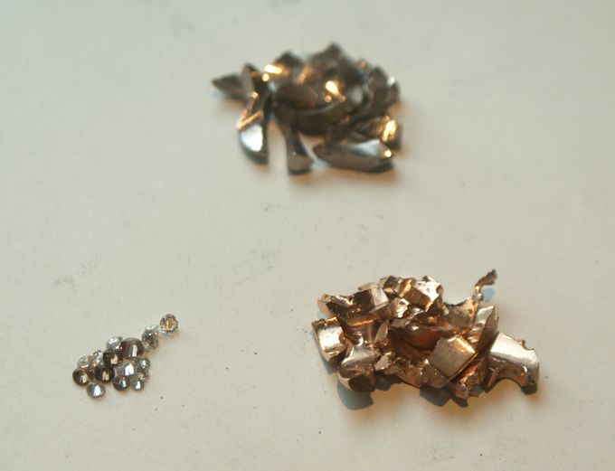 Schmuck in Einzelbestandteile aufgetrennt für Recycling